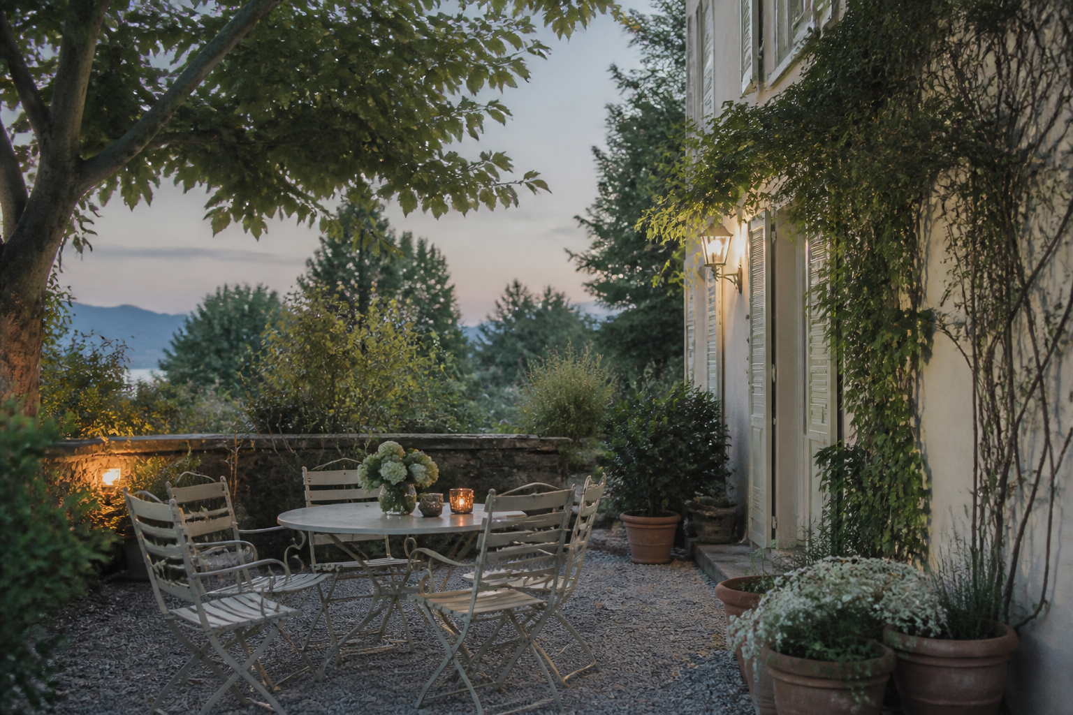 Terrasse mit Pflanzgefässen an einem Sommerabend — typische Umgebung für Mücken