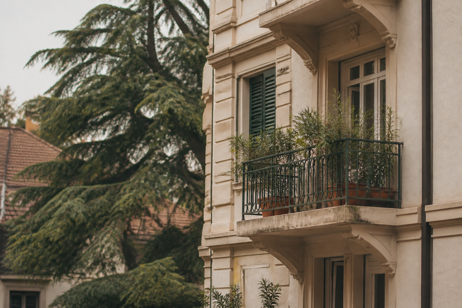 Balkon und Fassade eines Mehrfamilienhauses — typischer Sitzplatz von Tauben